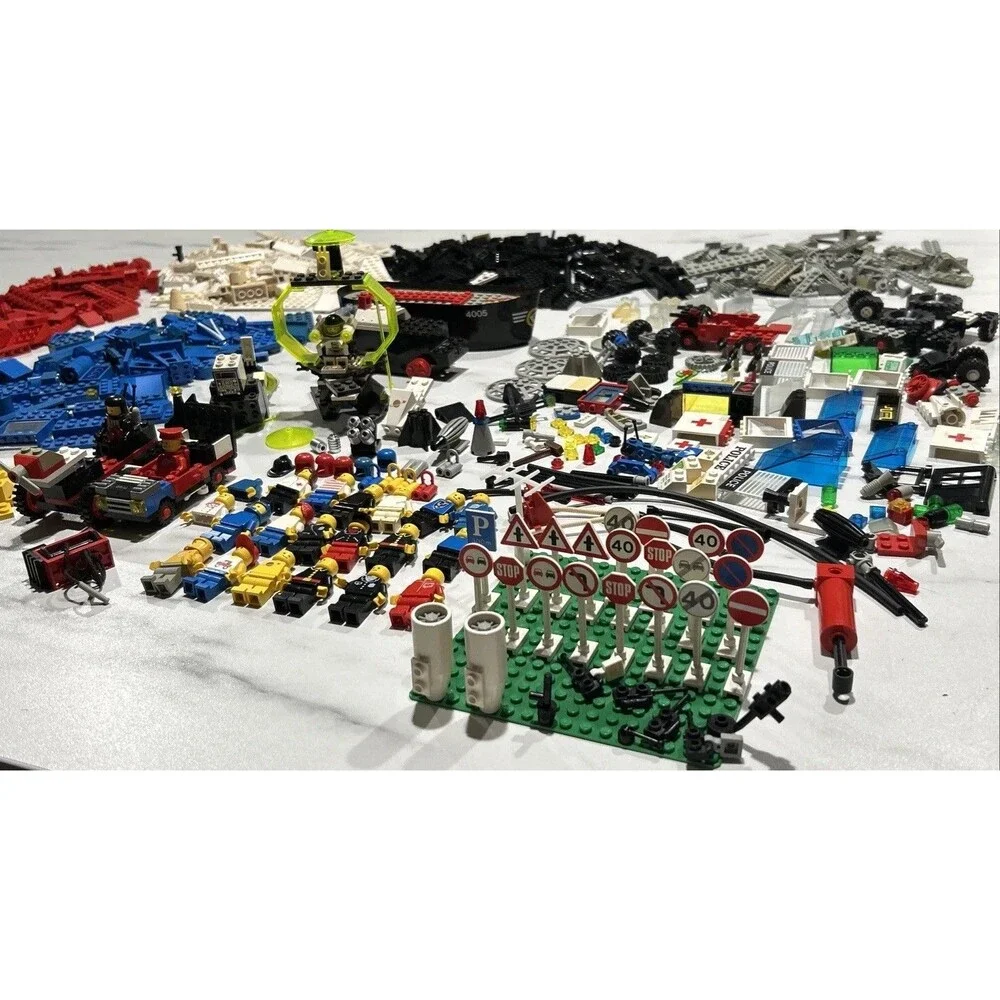 Vintage LEGO Mix Lot Classic Space Astronaut Spaceman Mini Figures Street Signs